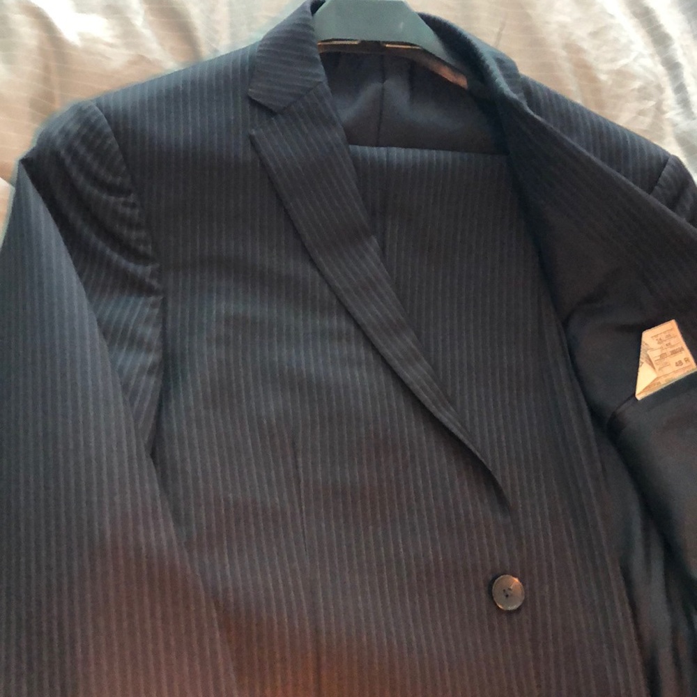 mint condition Z Zegna suit. 48R. suit coat and pants